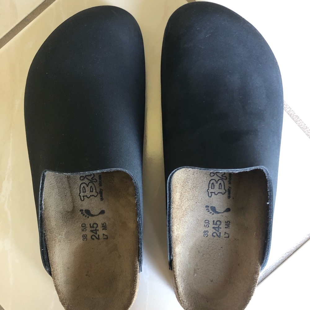 Birki’s Black Suede Leather Clogs L7 M5